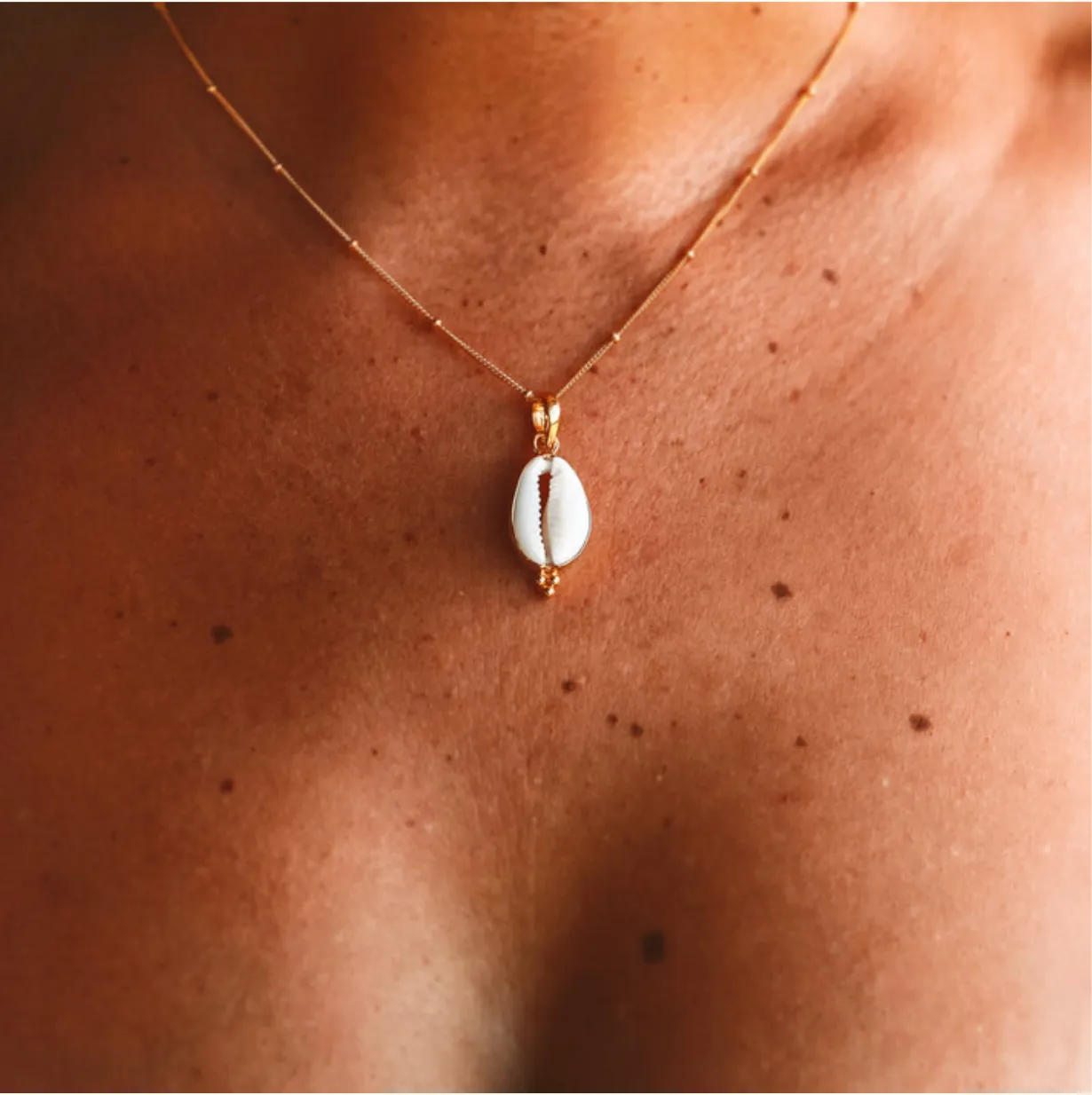 Mahloe Hawaiian Cowrie Necklace Silver / Gold